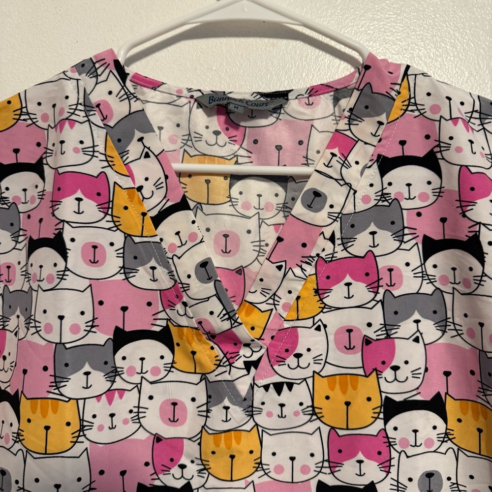 Bannock Court Scrub Colorful‎ Cat Print Top Women’s Size Medium Pockets